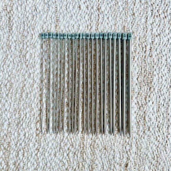 Knitting Kit for Beginners – Needles, Bags, Book by Debbie Bliss - Picture 4 of 7